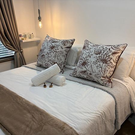 Luxury Upmarket Guesthouse 20 On 4Th Rustenburg Esterno foto