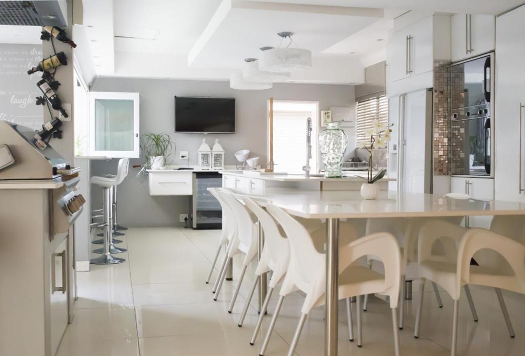 Luxury Upmarket Guesthouse 20 On 4Th Rustenburg Esterno foto
