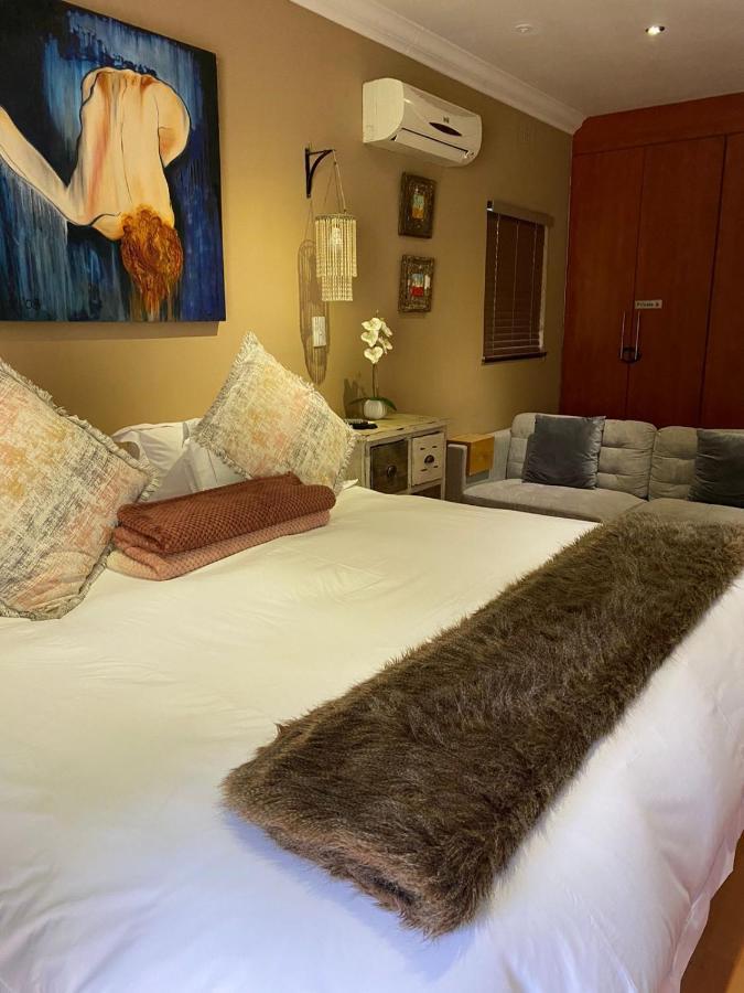 Luxury Upmarket Guesthouse 20 On 4Th Rustenburg Esterno foto