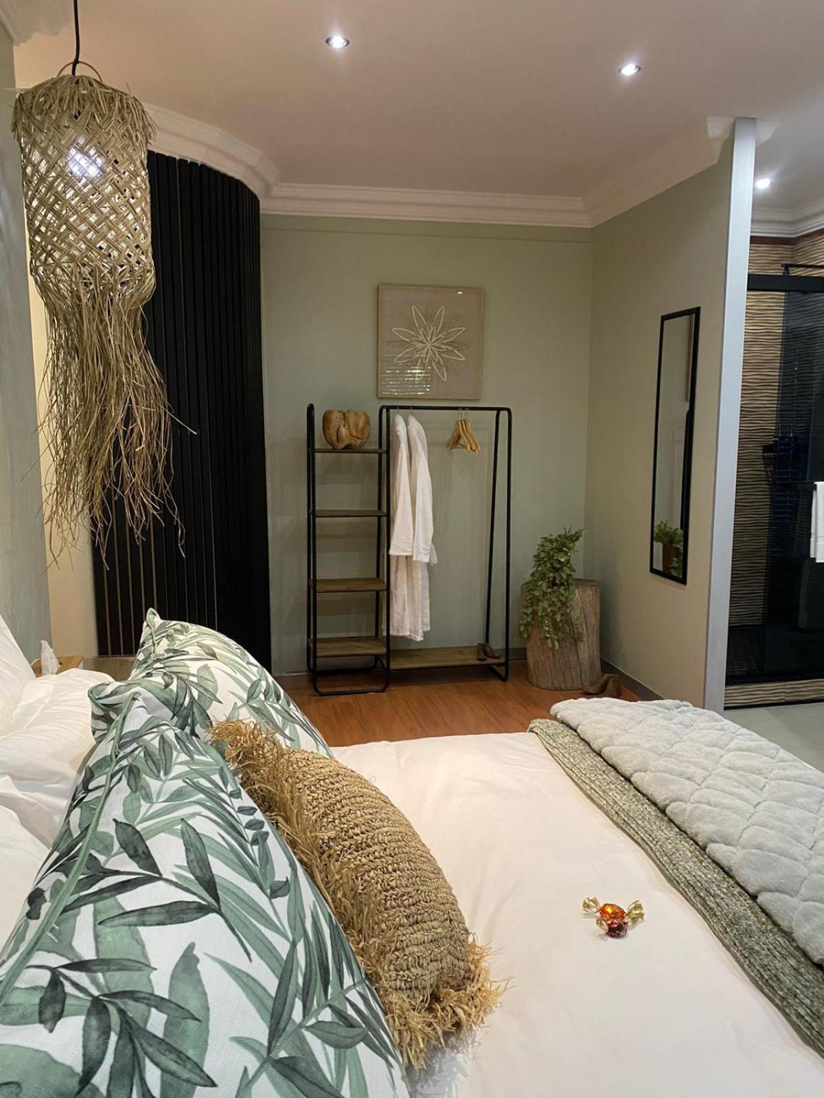 Luxury Upmarket Guesthouse 20 On 4Th Rustenburg Esterno foto