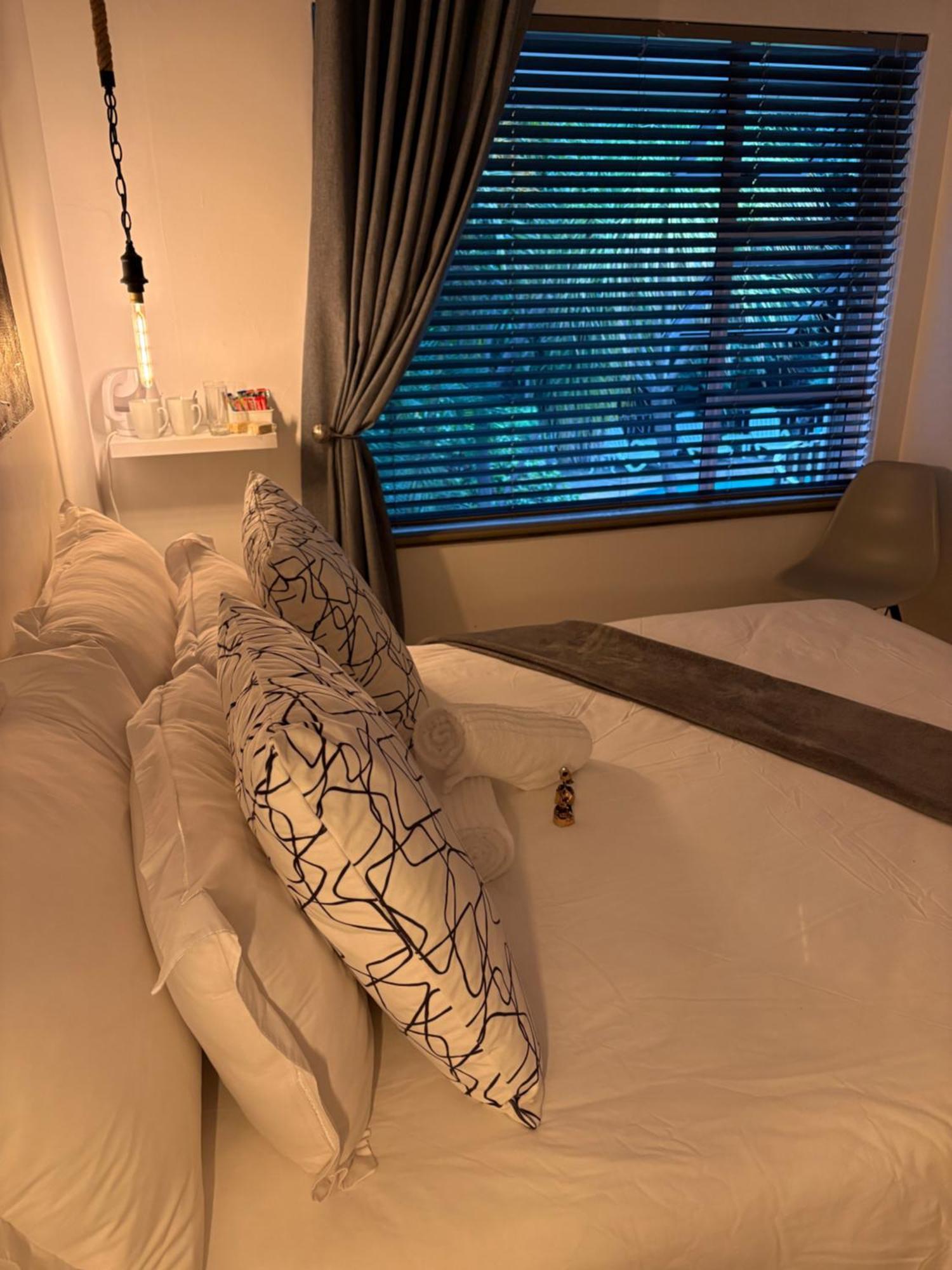 Luxury Upmarket Guesthouse 20 On 4Th Rustenburg Esterno foto