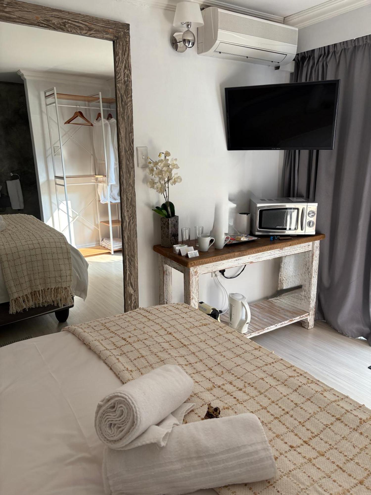 Luxury Upmarket Guesthouse 20 On 4Th Rustenburg Esterno foto