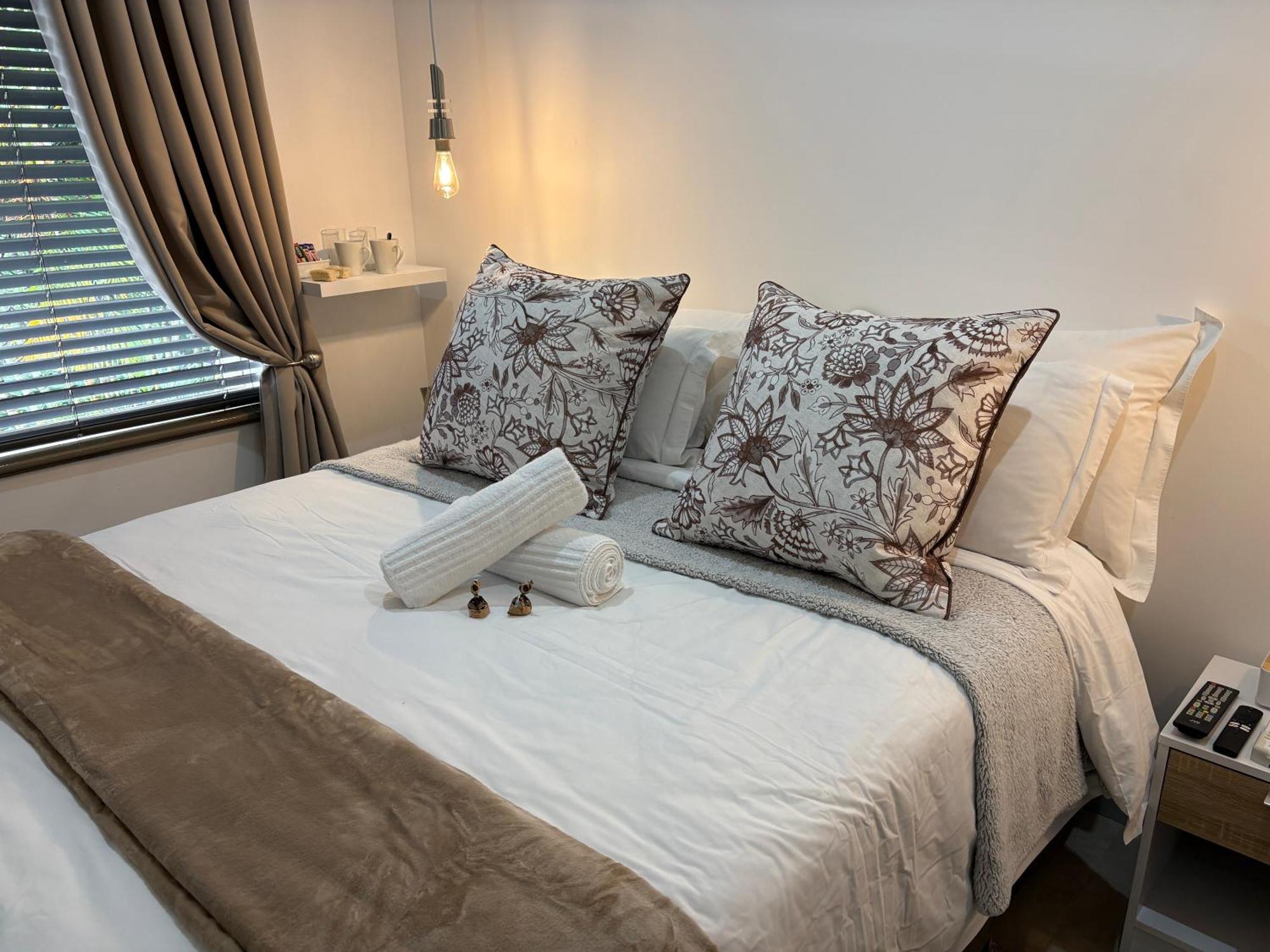 Luxury Upmarket Guesthouse 20 On 4Th Rustenburg Esterno foto